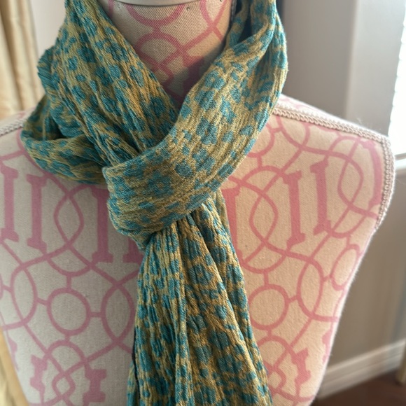 Animal print gauzy soft scarf with fringe - Picture 2 of 3